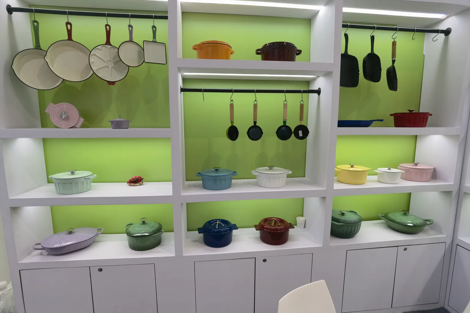 NEOO showroom — enameled cookware range on display